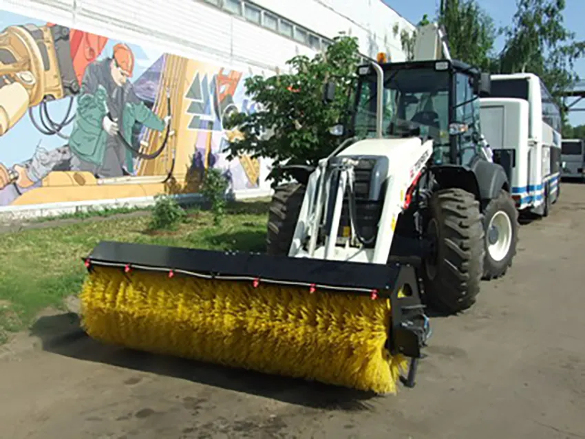 Щетка  ЩД-1,7Г (0,86), установленная на экскаваторе-погрузчике TEREXcшириной смета 2.2 м.